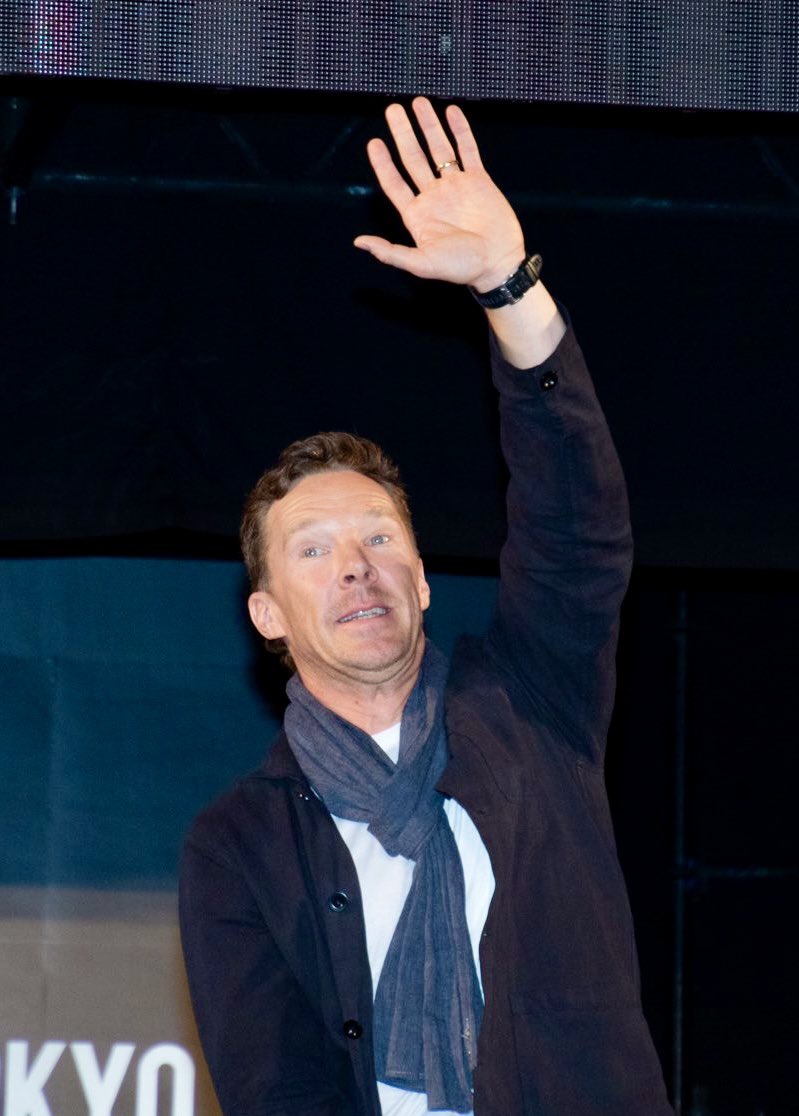 Buttercup982's tweet photo. Raise your hand if you love Benedict. 🙋🏻#BenedictCumberbatch https://t.co/rARh0QpTs9