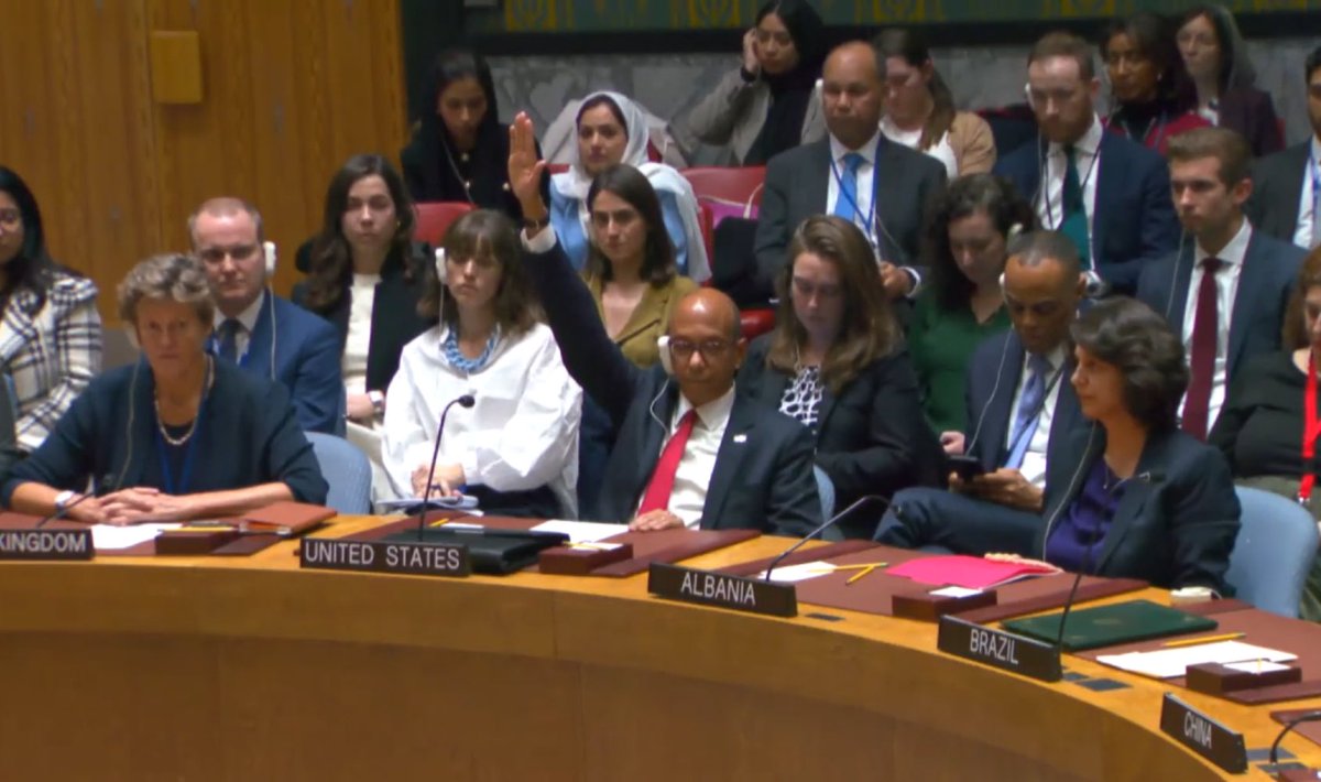 NoticiasONU's tweet image. 🔴 URGENTE. Estados Unidos veta en el Consejo de Seguridad la resolución  que pedía un alto el fuego humanitario inmediato en #Gaza, después de que @antonioguterres invocara el Articulo 99.
A favor: 13
En contra: 1 (veto 🇺🇸)
Abstenciones: 1