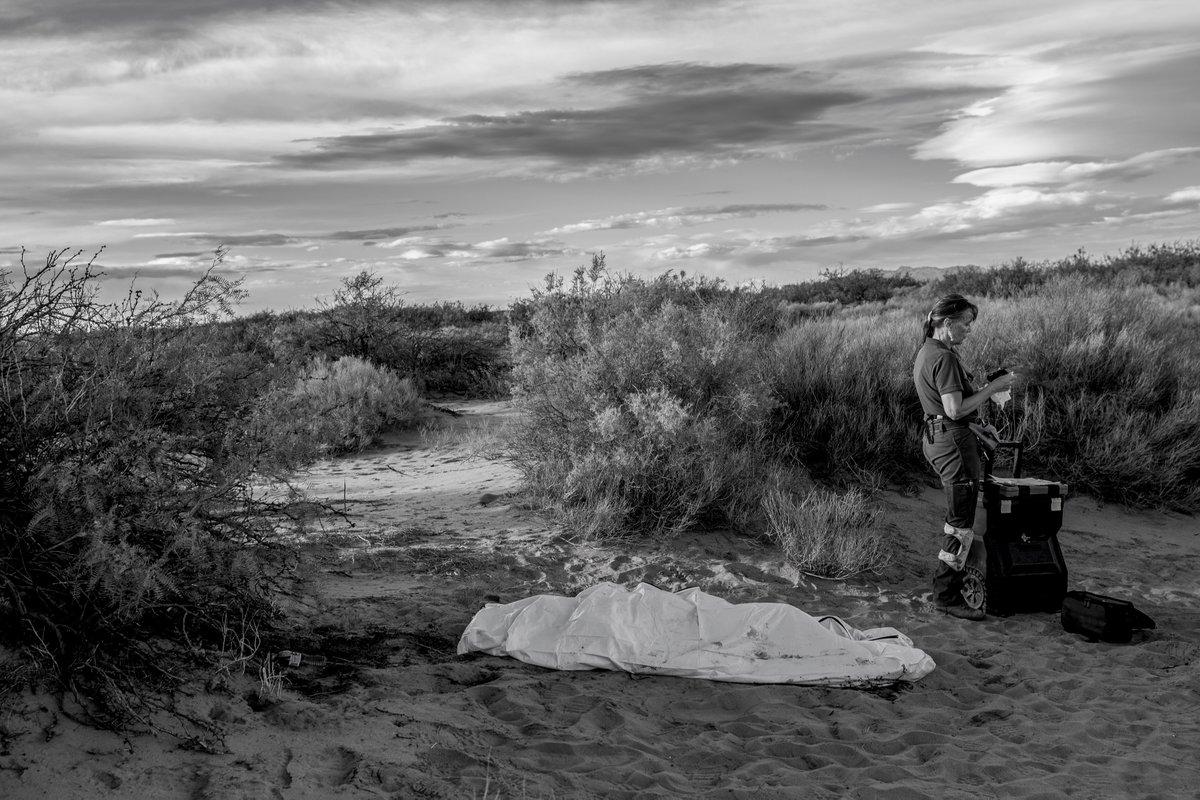 fotornelas's tweet photo. Migrants died in record numbers on the El Paso/Juárez border. Particularly brutal was an area of desert in New Mexico where at times more than one body was being discovered per day. 🖋️ @laurenvillagran https://t.co/g6MgCBSVc1 #migracion #border https://t.co/lMFYc4Puwo