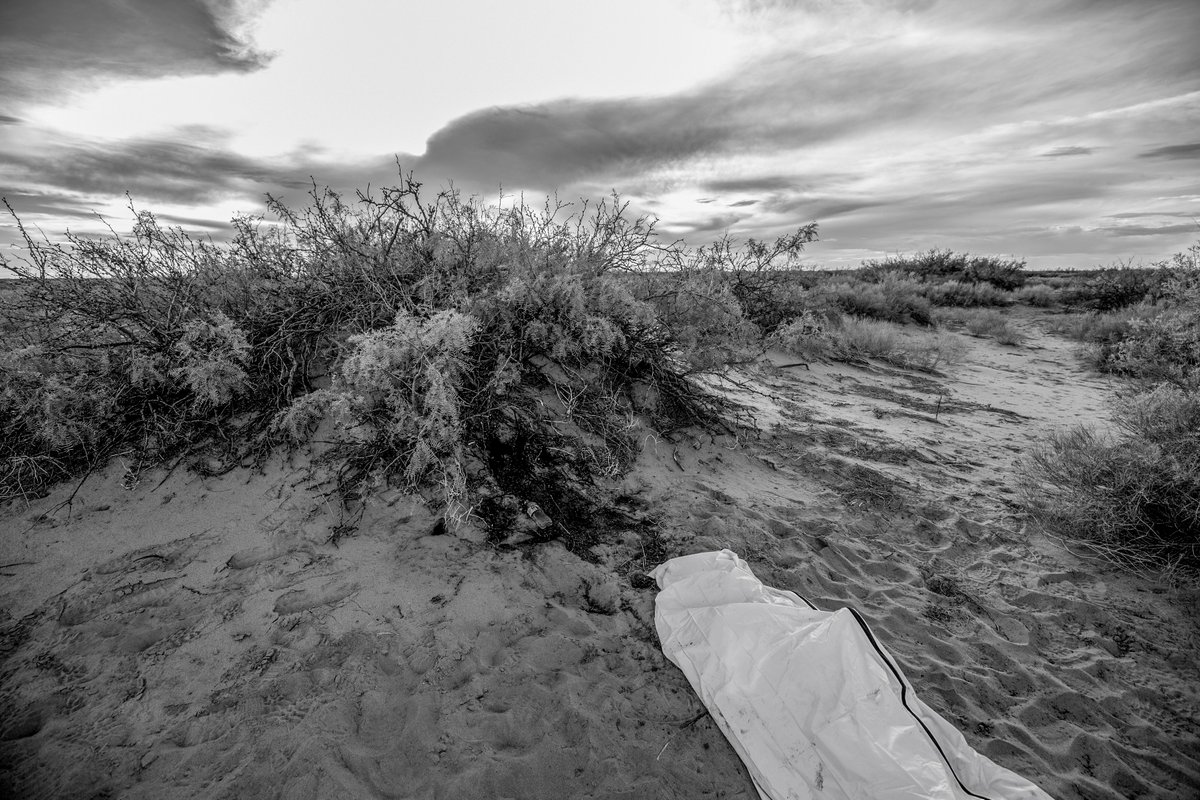 fotornelas's tweet photo. Migrants died in record numbers on the El Paso/Juárez border. Particularly brutal was an area of desert in New Mexico where at times more than one body was being discovered per day. 🖋️ @laurenvillagran https://t.co/g6MgCBSVc1 #migracion #border https://t.co/lMFYc4Puwo