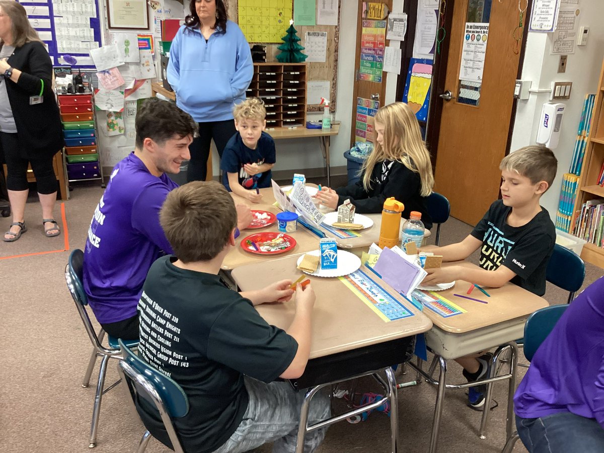 Thank you to <a href="/BUBruinBaseball/">Bellevue U. Baseball</a> for helping the third graders make gingerbread houses today🏠 #bpsne