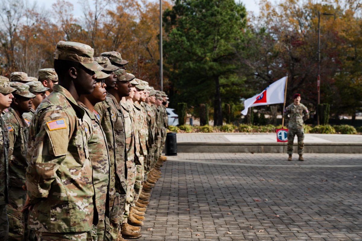 82ndABNDiv's tweet photo. Today, our new Paratroopers donned their berets in a symbolic ceremony, embracing the legacy &amp; unity they represent. To our new Paratroopers, wear it with pride – a symbol of your commitment to excellence and the unbreakable bonds within our unit. Welcome to the family! #AATW https://t.co/xcV5PJdV70