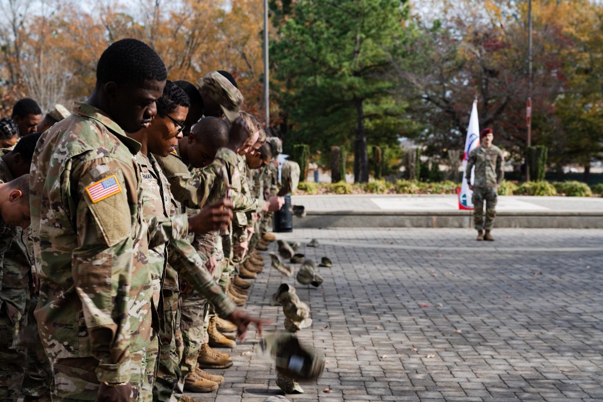 82ndABNDiv's tweet photo. Today, our new Paratroopers donned their berets in a symbolic ceremony, embracing the legacy &amp; unity they represent. To our new Paratroopers, wear it with pride – a symbol of your commitment to excellence and the unbreakable bonds within our unit. Welcome to the family! #AATW https://t.co/xcV5PJdV70
