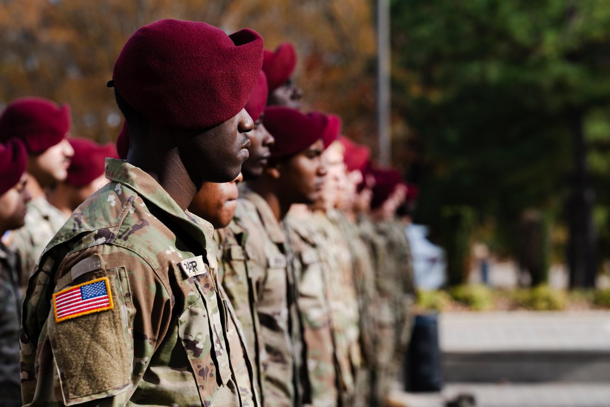 82ndABNDiv's tweet photo. Today, our new Paratroopers donned their berets in a symbolic ceremony, embracing the legacy &amp; unity they represent. To our new Paratroopers, wear it with pride – a symbol of your commitment to excellence and the unbreakable bonds within our unit. Welcome to the family! #AATW https://t.co/xcV5PJdV70