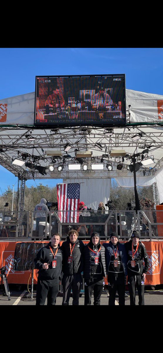 CurryFootball's tweet image. A few of our guys had the pleasure of going down to help set up for @CollegeGameDay today @GilletteStadium.

Thank you to @KirkHerbstreit and @PatMcAfeeShow for giving them some of your time today‼️

Shoutout to the @CurryEdu Sports Management program for setting this opportunity…