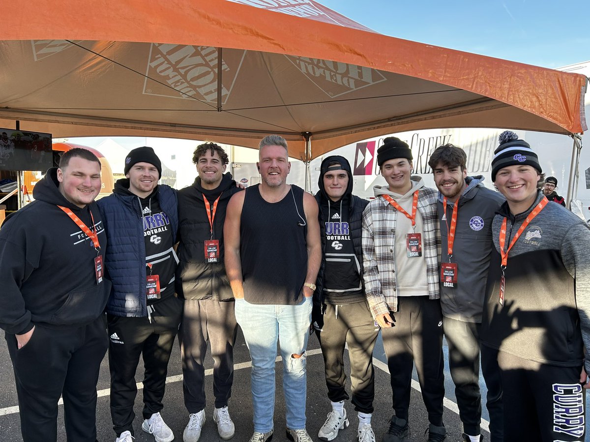 CurryFootball's tweet image. A few of our guys had the pleasure of going down to help set up for @CollegeGameDay today @GilletteStadium.

Thank you to @KirkHerbstreit and @PatMcAfeeShow for giving them some of your time today‼️

Shoutout to the @CurryEdu Sports Management program for setting this opportunity…