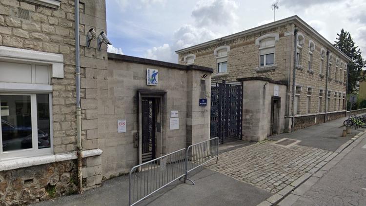 F_Desouche's tweet photo. Reims : une professeure d'anglais rouée de coups par un lycéen en plein cours ; elle a tenté de prendre la fuite dans la cour avant d'être rattrapée par l'adolescent qui l'a à nouveau frappée
https://t.co/5bhdBVniLe https://t.co/XJqzk0LPI2