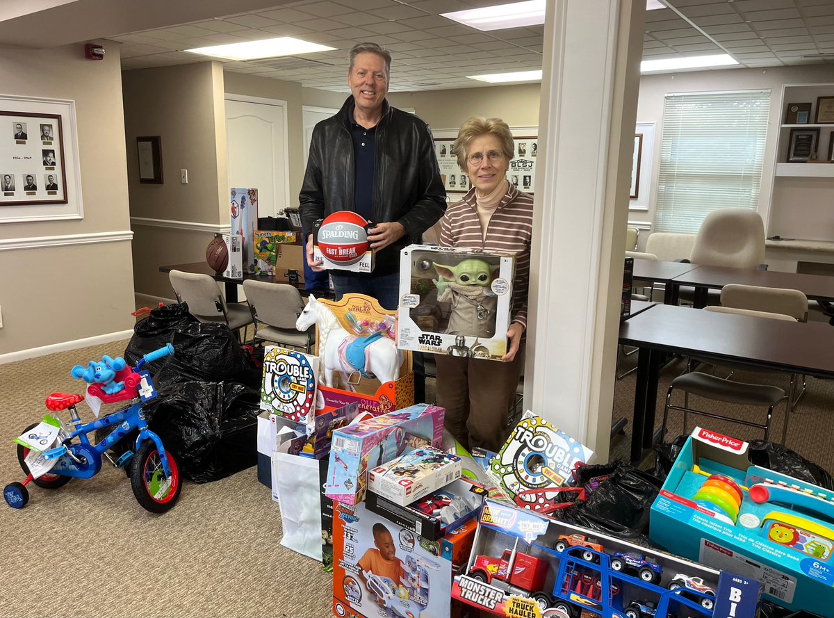 Our gift drive is in full effect and it's amazing to see the community coming together. We still have families left to sponsor! Visit  bit.ly/OaksHoliday2023 by Sunday to select a wishlist. Thank you: Courtney Williamson and family, Marni Schatz, @buildersleague 🎁
