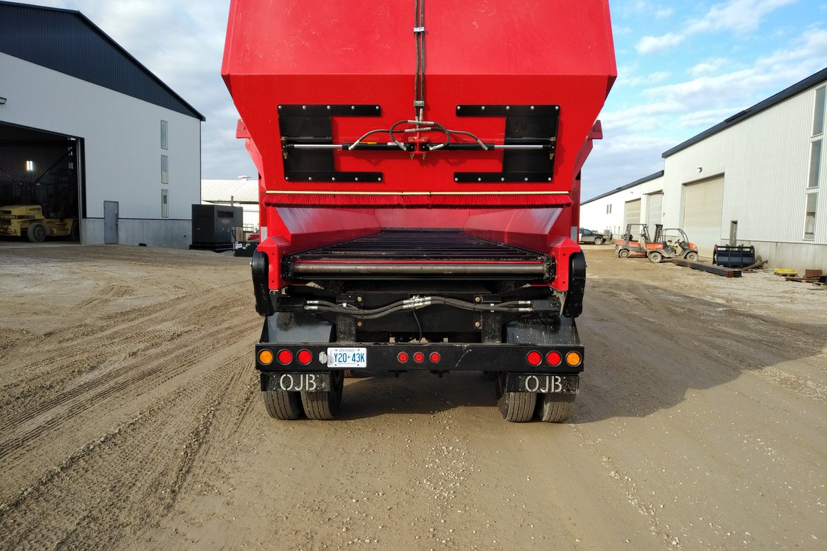 New live floor trailer for hauling Turkey manure silage grain. Features are 30klbs axles, poly floor liner hydraulic gate, all remote operated