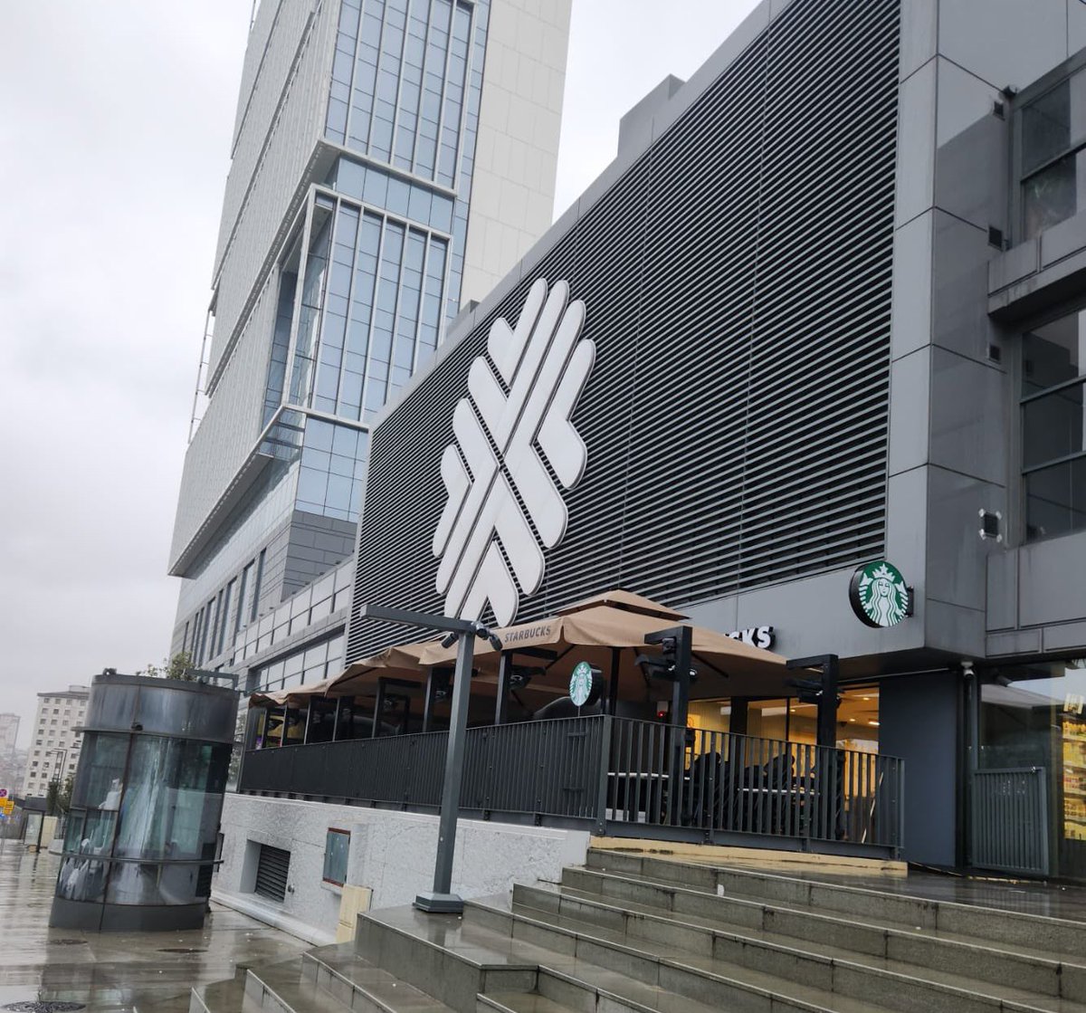 ErdemOzveren571's tweet photo. 💢 Takipçilerimiz Atmış ;

Burası Medipol Hastanesi
Sağlık Bakanı Fahrettin Koca'nın
Hastanesiymiş

İsrail 'e Açıkça Destek Veren
Starbucks 'ın Şubesi Var.

Sayın @drfahrettinkoca Sizlerde
Boykot'a Katılmak ister misiniz ? https://t.co/B57epjwdlD