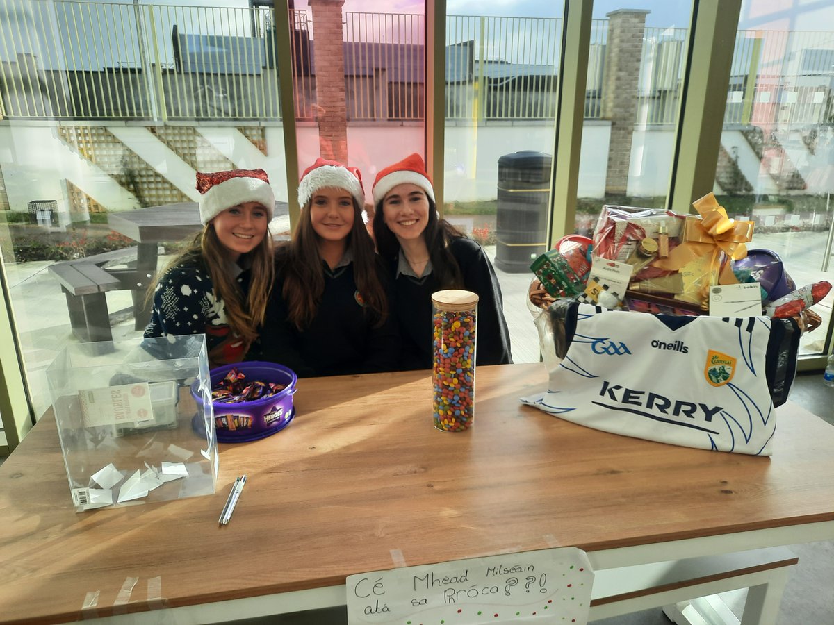 An lá inniu ar scoil le Margadh an Nollag, Maith sibh Bl.4. We had a great today at our Christmas market. Well done to our 4th years who ran the event