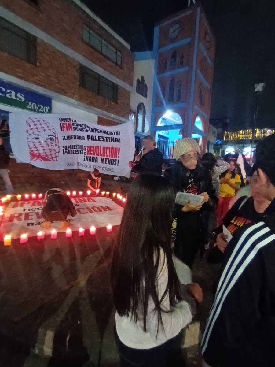 ComRevCo's tweet photo. La noche del 7 de diciembre, en La Victoria, localidad de San Cristobal, suroriente de Bogotá, comrevco y simpatizantes en una jornada contra el brutal crimen de Israel/EEUU contra Gaza y toda Palestina.
¡Palestina necesita la revolución y nada menos!
#Gaza #Palestine #Palestina https://t.co/nPDCFI4ggO