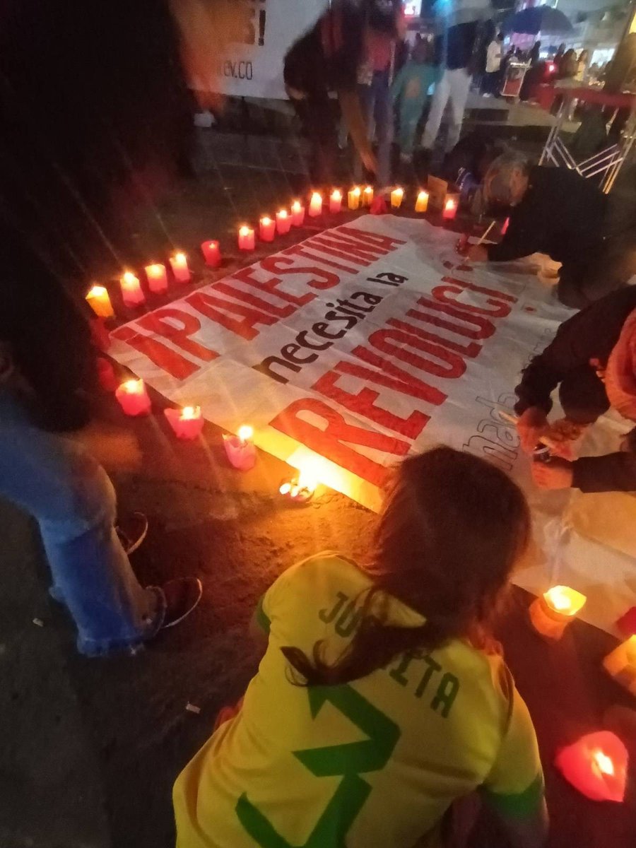ComRevCo's tweet photo. La noche del 7 de diciembre, en La Victoria, localidad de San Cristobal, suroriente de Bogotá, comrevco y simpatizantes en una jornada contra el brutal crimen de Israel/EEUU contra Gaza y toda Palestina.
¡Palestina necesita la revolución y nada menos!
#Gaza #Palestine #Palestina https://t.co/nPDCFI4ggO