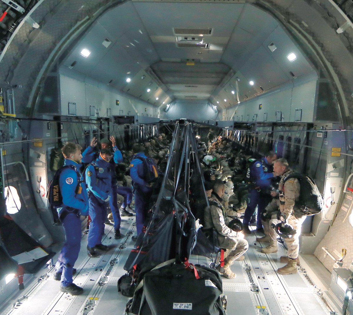 Defensagob's tweet photo. La Jefatura de Movilidad Aérea #JMOVA @EjercitoAire dirige y coordina el empleo operativo de los medios de transporte ✈️ aéreo.
En 2023 esta unidad ha gestionado alrededor de 7.300 misiones y 15.000 horas de vuelo.
Descubre a esta unidad en nuestro #ArtículoRED.
➡️https://t.co/eII37dKsAk