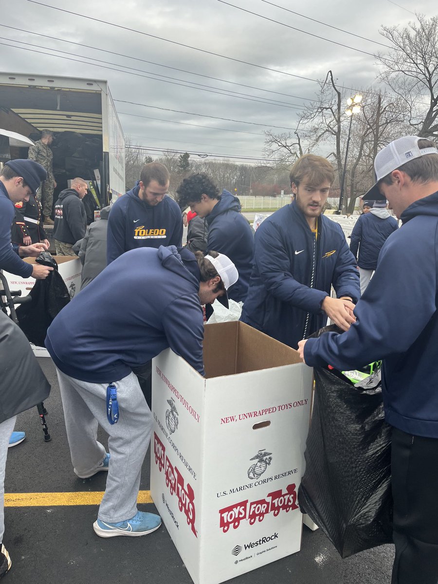 CoachRobUT's tweet photo. ⁦@ToledoBaseball⁩ spent the past two days volunteering at two really important local toy drives. ⁦@WTOL11Toledo⁩ Gift of Joy Toy Drive and ⁦⁦@13abc⁩ Hope for the Holidays Toy Collection event. What great causes &amp; so happy to be a part of them again this year! https://t.co/l7xXiGFtwX
