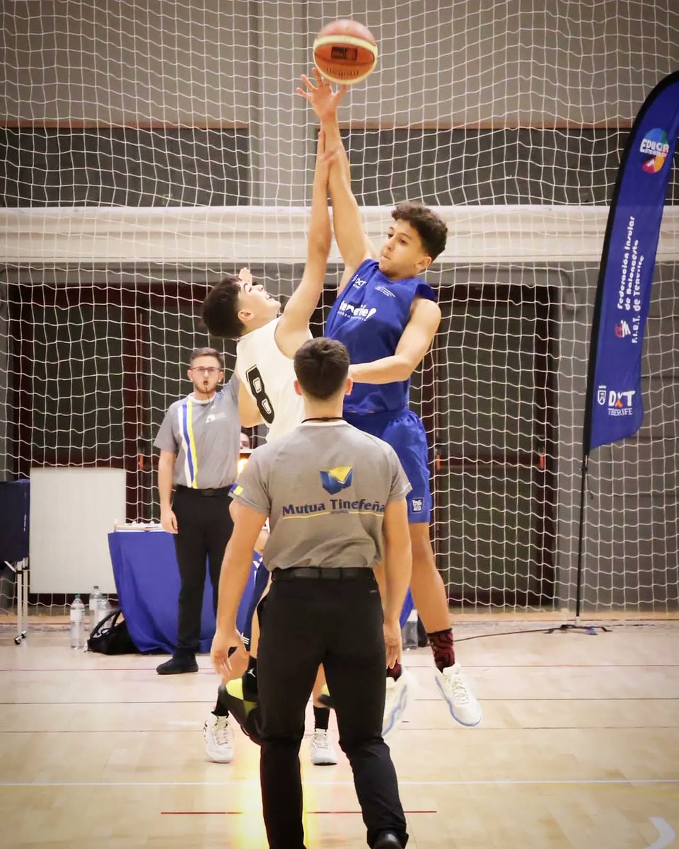 FCBaloncesto's tweet photo. 🇮🇨 #TSI2023
🏆 #Minibasket
🔵 #Tenerife
⚪ #LaPalma
📸 @fcbaloncesto

🖼️ Galería completa
↪️ https://t.co/VckMPtXOkH

#BaloncestoEnPositivo #Canarias100x100 #Canarias #Baloncesto #Basketball #Basket #Deporte #Sport #Photography #SportPhotography https://t.co/hzXjeKQ2Ro
