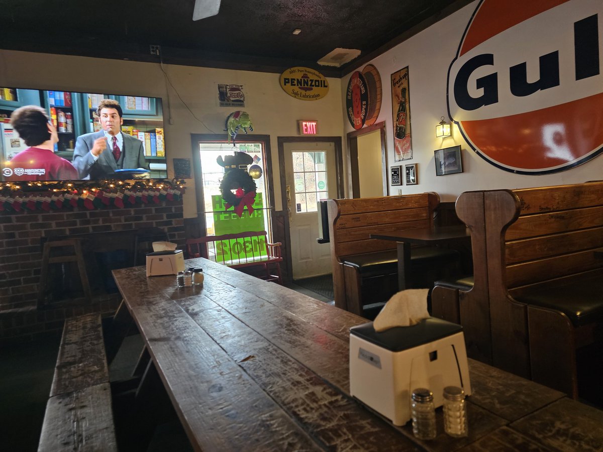 OldHeadCoot's tweet photo. Best pizza in Greenville! @PaigeTheRage2 #Frodos https://t.co/oyG3JyCRDm