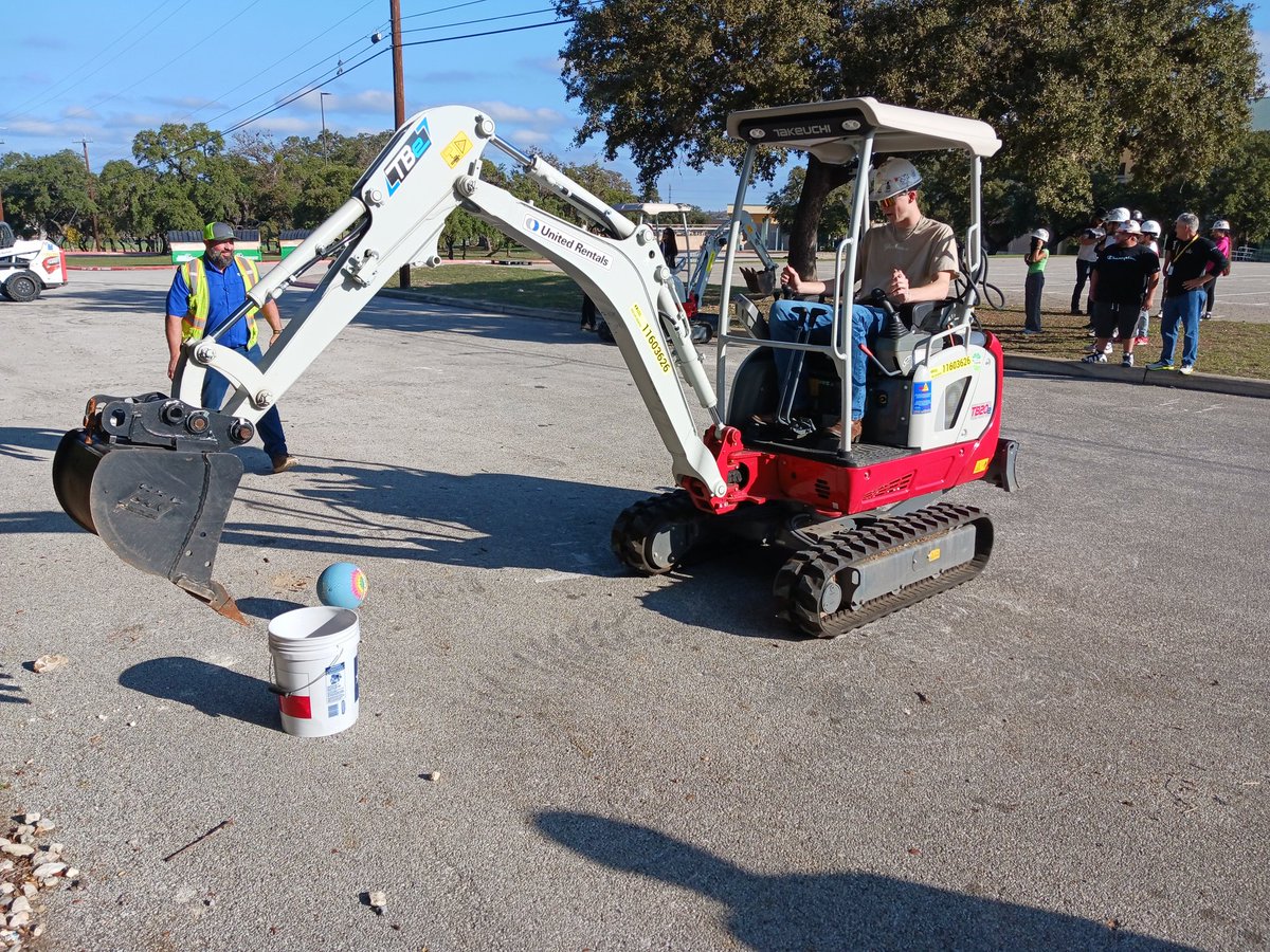 NISDCCA's tweet photo. Thank you @UnitedRentals for the amazing hands on opportunity for our Seniors today!  @NISD_CTE https://t.co/pU6qOecxSp