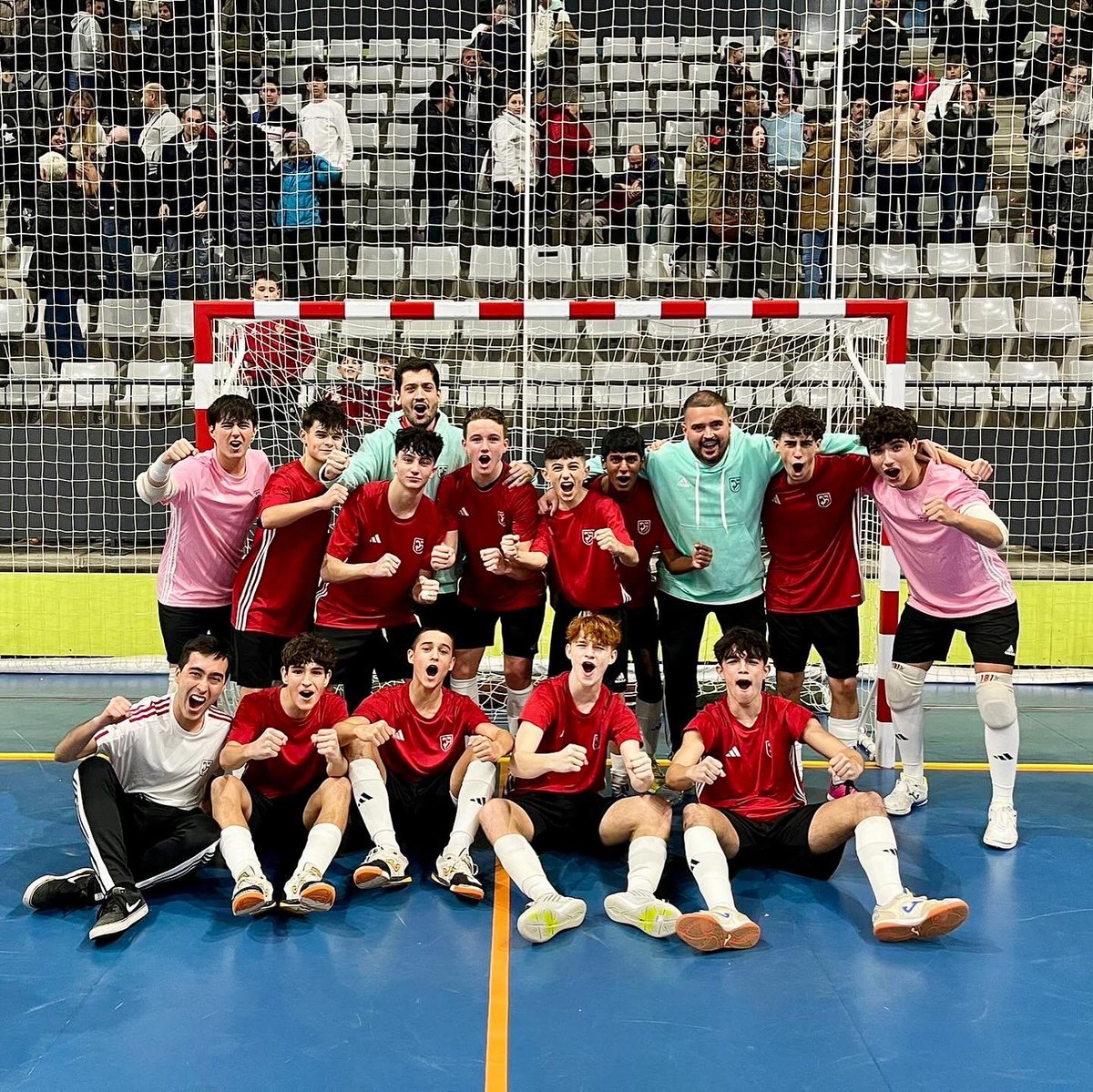 CFSEixample's tweet photo. #BaseCFSE ⚽️
Demà serem a 6/8 semifinals dels #CampionatsComarcalsFS!
👉 Totes les Seleccions femenines, l’Aleví Masculí i el Cadet Masculí s’han classificat per a la Fase Final de demà ✅.
🔜 Més negrivermella a partir de les 9.30h. Gaaanes! 🤩⚔️
#EsperitEixamplí ⚫️🔴 https://t.co/RsooXFZ0UA