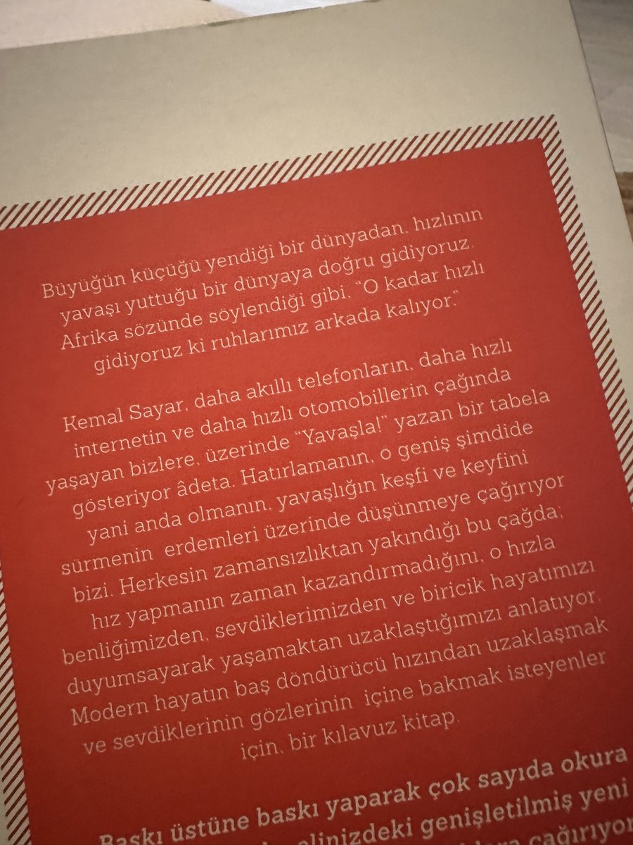 nehiirkarakus's tweet photo. Depremde evimiz toz yığınına döndüğü için ne annemden ne ablamdan ne de babamdan bir parça çıkaramadım. Fakat annemin iş yeri yıkılmamıştı. Annemin iş yerinin kapısını kırıp odasına girdiğimde masasının üstünde bu kitap ve kitabın altında 3 senedir üstünden indirmediği şalı duruyordu. Arasına kağıt iliştirdiği okumakta olduğu kitabı ve her akşam birlikte eve geldiği şalını o gece eve götürmemişti. İkisini de iş yerindeki masasında bırakmıştı. Şalını, kokusu geçmesin diye bir kutuda saklıyorum. Tam fani dünyadan vazgeçmek üzere olduğum anlarda çıkarıp koklarım. Kitabı da hala okumaya cesaret edemedim. Elimde kalan son şey olduğu için; bana savaşmam uğruna ya da savaşırken nasıl güç toplayacağım adına cümleler barındırmasından korkuyorum. Arkasında ‘‘sevdiklerinin gözlerinin içine bakmak isteyenler için’’ yazıyor. Benim sevdiğim ve gözlerinin içine bakarak yaşadığım 5 kişi de enkazlar altında öldü. Acaba bu kitabın içinde sevdiği herkesi toprağa veren ve bir daha asla sevdiği birinin bile gözlerine bakamayacak olan bir ben için de bir şeyler yazıyor mudur? 

Bu gece bu kitabın zamanı. 
Günlerden 9 Aralık 2023. 
9 Aralık 2022 ise; benim ailemi gördüğüm, öptüğüm, gülüştüğüm, sarıldığım ve nefes aldığım son günün tarihi. Bir yıl geçmiş. 

Bir yılı geçerken benden geçmişimi, geleceğimi, anımı çaldı. Asıl soru, ölümle yaşam savaşımda kazanan yaşam olursa bu mecburiyetin benden daha neler neler alacağı? 
Gerçi hiçbir şeyi ve hiç kimsesi olmayan birinden ne alınabilir ki diye sorduğum an hayatın ne kadar acımasız olduğu cevabını kendim veriyorum.