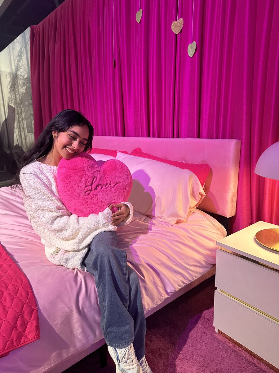 aashisversion's tweet photo. The best afternoon ever celebrating the artist of my life #TSErasTheExperience thank you so much @AppleMusic @taylornation13 https://t.co/IquB5rW5Ql