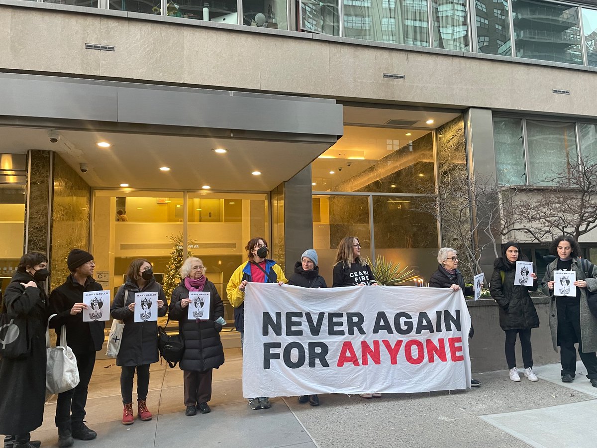 Vigil right now outside of @RepJerryNadler's NYC apartment demanding a #CeasefireNOW