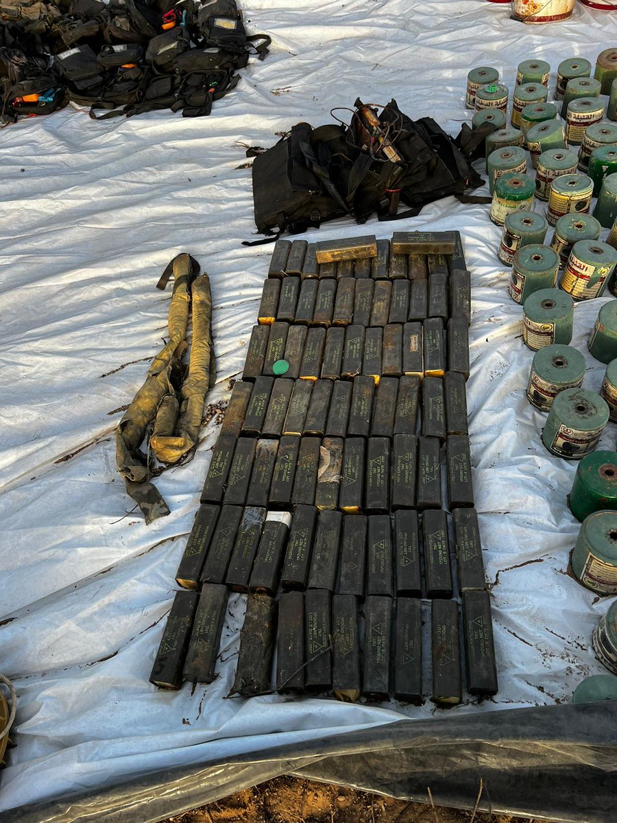 IsraelinSpanish's tweet photo. En cualquier universidad del mundo encuentras libros, pizarras, cuadernos y guías de estudio.

En la universidad al-Azhar en Gaza encontramos explosivos, partes de cohetes, sistemas de detonación de explosivos y hasta un túnel que iba desde el patio de la universidad hasta una escuela a 1 km.

Hamas convierte infraestructuras civiles en bastiones terroristas. Otro ejemplo de cómo #Hamas usa a los civiles de #Gaza como escudos humanos.