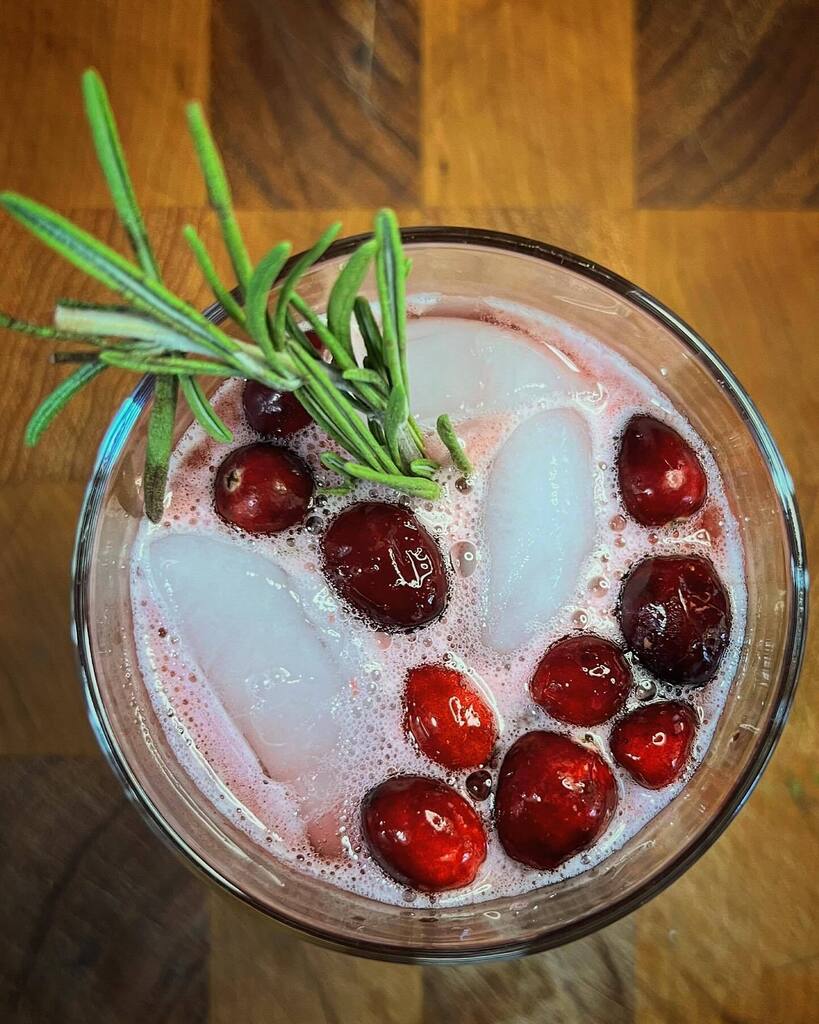 hiroticks's tweet photo. Cranberry Bourbon Smash 🥃
.
.
.
.
 #food #foodie #foodporn #holidays #christmas #cocktails #bourbon #whiskey #whisky #alcohol #mixology #homemade #drinks #potd #work #cranberry #fruits https://t.co/udCbB0lfqa https://t.co/Fo0SPOpZTP