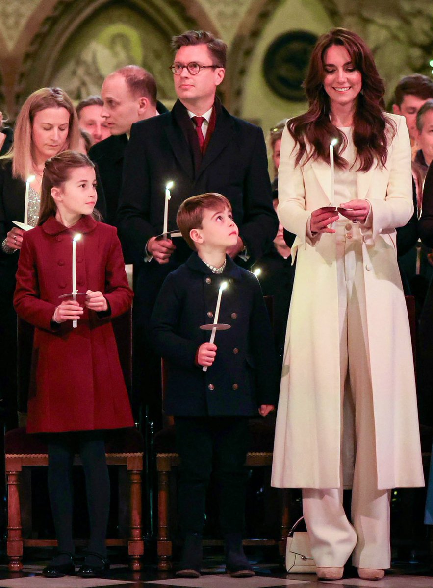 RoyallyBelle_'s tweet photo. Princess Charlotte, Prince Louis and the Princess of Wales inside Westminster Abbey this evening 🤍🥰 https://t.co/rGkNj8ylMD