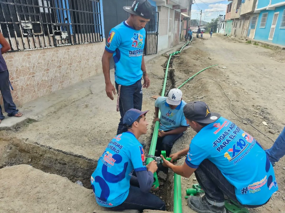 hidroven_ve's tweet photo. #BRIPPAS en compañía del poder popular iniciaron trabajos de instalación de mil 300 m de tuberías de 3" y 4"del proyecto comunitario Renacer para atender a más de 3 mil 500 familias de sector la Dolorita municipio Sucre del municipio Miranda
@NicolasMaduro 
@RMarcoTorres https://t.co/8Y85qlvcPW