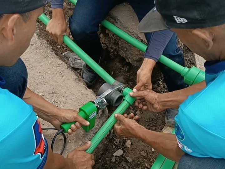 hidroven_ve's tweet photo. #BRIPPAS en compañía del poder popular iniciaron trabajos de instalación de mil 300 m de tuberías de 3" y 4"del proyecto comunitario Renacer para atender a más de 3 mil 500 familias de sector la Dolorita municipio Sucre del municipio Miranda
@NicolasMaduro 
@RMarcoTorres https://t.co/8Y85qlvcPW