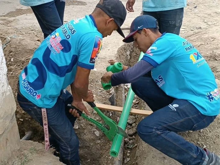 hidroven_ve's tweet photo. #BRIPPAS en compañía del poder popular iniciaron trabajos de instalación de mil 300 m de tuberías de 3" y 4"del proyecto comunitario Renacer para atender a más de 3 mil 500 familias de sector la Dolorita municipio Sucre del municipio Miranda
@NicolasMaduro 
@RMarcoTorres https://t.co/8Y85qlvcPW