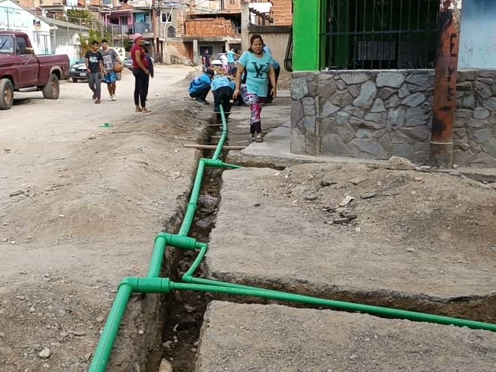 hidroven_ve's tweet photo. #BRIPPAS en compañía del poder popular iniciaron trabajos de instalación de mil 300 m de tuberías de 3" y 4"del proyecto comunitario Renacer para atender a más de 3 mil 500 familias de sector la Dolorita municipio Sucre del municipio Miranda
@NicolasMaduro 
@RMarcoTorres https://t.co/8Y85qlvcPW