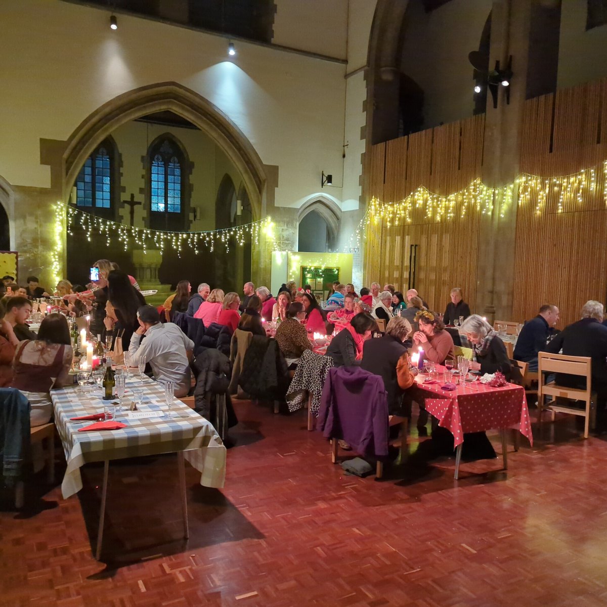 There is a great Xmas vibe at the community lunch fundraiser at @revdsuemakin Thanks to generous donations from @HackneyGelato @GingerPigLtd @e5bakehouse JonathanMorria