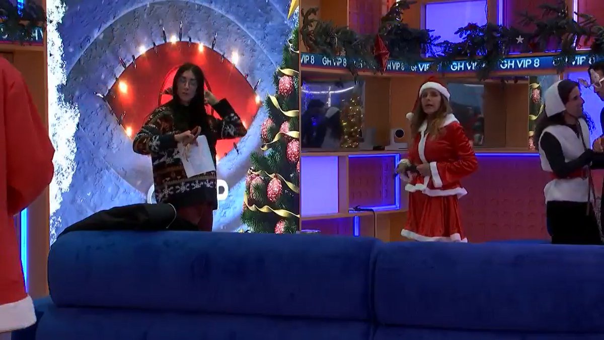 ghoficial's tweet image. Fiesta Navideña 🎄🎅 ¿Qué os parecen estos festivos looks?

#GHVIP8D #GHVIPGala13 

🔴 mitele.es/directo/gh-vip…