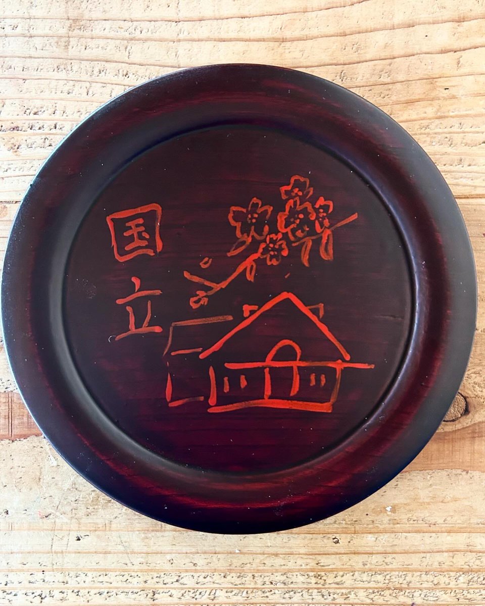 「国立市のmuseum shopTでの企画展にお土産ものふうの漆絵皿を販売していま」|堀道広のイラスト