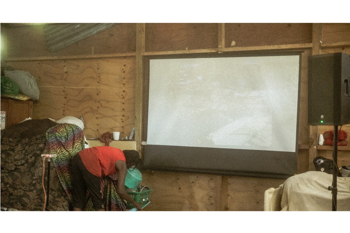 Pour notre 2e séance de projection dans les camps, le film “Kanaval” de Leah Gordon et Eddie Hutton-Mills a été projeté ce vendredi 8 décembre aux locaux du lycée des jeunes filles.

#RDD2023 #RDD5ans 
<a href="/FOKAL_Ayiti/">FOKAL</a> <a href="/IFHpap/">IF Haiti</a> <a href="/kitmediashaiti/">KitMédias</a>