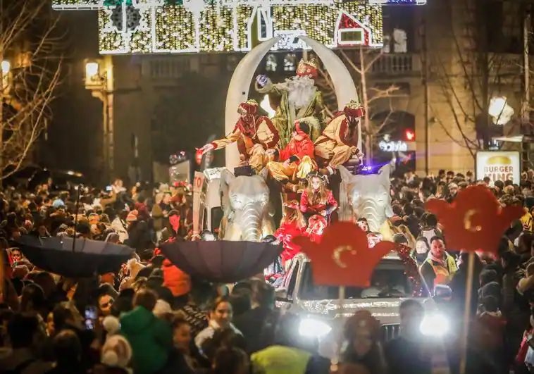 ¿Deberia de mantener el recorrido actual de los Reyes Magos? O ¿volver al actual? No pensais que el recorrido actual llega a mas granadinos y se forman menos aglomeraciones <a href="/aytogr/">Ayuntamiento de Granada</a> #ReyesMagos #Granada #recorrido