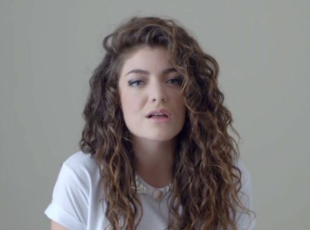 PLorde4ever's tweet photo. As ligações da gravadora? Estão na caixa postal

Lorde fica surpresa ao descobrir que Royals era a única música na história a alcançar 14 certificados de platina nos EUA: "Sério isso?" disse a cantora em post no IG

(Agora a música empata com o 'All I Want For Christmas Is You') https://t.co/982qYh2m1r