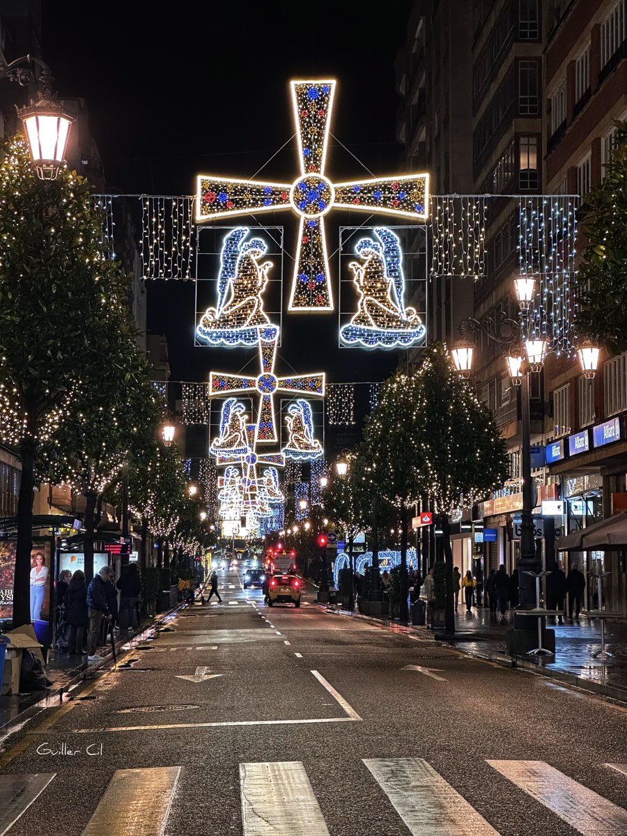GuillerCil's tweet photo. Las guirnaldas luminosas de la Cruz de los Ángeles lucen espectaculares en la calle Uría.😍
#NavidadEnOviedo 💙 #FelizNavidad https://t.co/UtrRr9FWB7