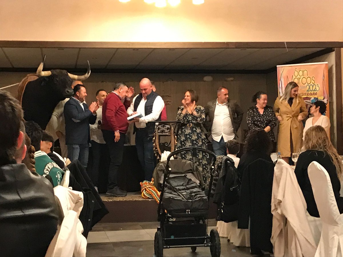 aquitepillo's tweet photo. Cena sanmarquera 2023. Actos de reconocimiento a diversas personas por su colaboración con la fiesta https://t.co/eJIucUlOlc