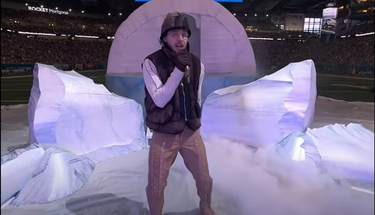 VibeCheckonX's tweet photo. It might not be his first, but it could be his last.

Jack Harlow’s Thanksgiving halftime show was one hell of a bump in the road, but the Kentucky-based rapper has survived bad shows before, and he can do it again.

https://t.co/aFTI6n0NZg https://t.co/Na3LE2sZY0