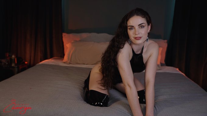 I'm pretty AND good at lighting and color correcting 💁&zwj;♀️ https://t.co/87kCA8ypc9