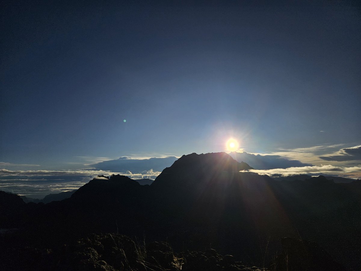 _SaxX_'s tweet photo. 2170m #sunrise #larun 🇷🇪🇷🇪 https://t.co/l5jVNEAWg5