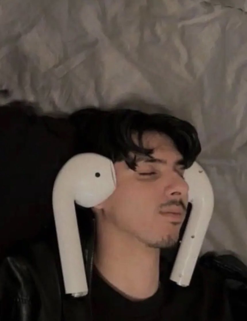 tatbaee's tweet image. me listening to the playlist i made