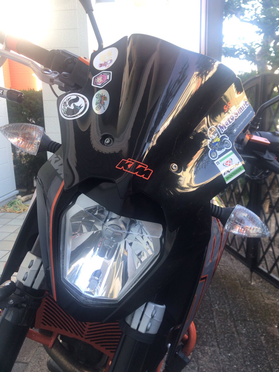 moto_206's tweet photo. 690DUKEのスクリーンに先日のXOVERPOINTでお会いしたモトブロガーさんのステッカーを追加😊
随分賑やかになってきました☺️
そしてウラガミワークスさんのシフトパターンステッカーも…
3色購入させて頂いた中で今回は白をチョイス😌
こちらのデザインは秀逸ですね😉
#XOVERPOINT
#ウラガミワークス https://t.co/e45mbF44cm