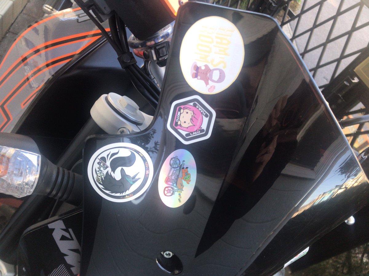 moto_206's tweet photo. 690DUKEのスクリーンに先日のXOVERPOINTでお会いしたモトブロガーさんのステッカーを追加😊
随分賑やかになってきました☺️
そしてウラガミワークスさんのシフトパターンステッカーも…
3色購入させて頂いた中で今回は白をチョイス😌
こちらのデザインは秀逸ですね😉
#XOVERPOINT
#ウラガミワークス https://t.co/e45mbF44cm