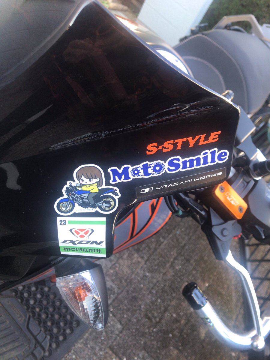 moto_206's tweet photo. 690DUKEのスクリーンに先日のXOVERPOINTでお会いしたモトブロガーさんのステッカーを追加😊
随分賑やかになってきました☺️
そしてウラガミワークスさんのシフトパターンステッカーも…
3色購入させて頂いた中で今回は白をチョイス😌
こちらのデザインは秀逸ですね😉
#XOVERPOINT
#ウラガミワークス https://t.co/e45mbF44cm