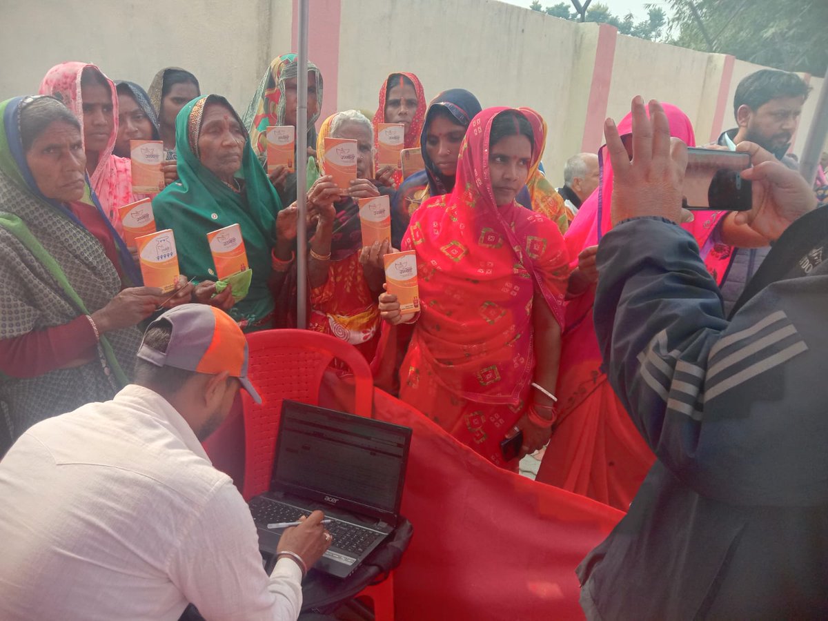 PIB_Patna's tweet photo. Village women in #Patahi panchayat of #Belsand block #Sitamarhi district #Bihar are all happy as they flash their card after getting on the spot LPG gas cylinder connection during the #ViksitBharatSankalpYatraunder #PradhanMantiUjjwalaScheme
@PIB_India @MIB_India https://t.co/rcjUud43zZ