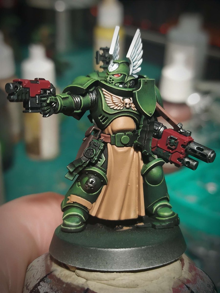 No time to rest after the lieutenant, there are sternguards to paint 🥳
Here's the sergeant, little WIP. (only the sergeant wears a winged helmet, the other ones wear a regular or hooded helmet)
#warhammer40k #darkangels #darkangels40k #warhammerCommunity #wip